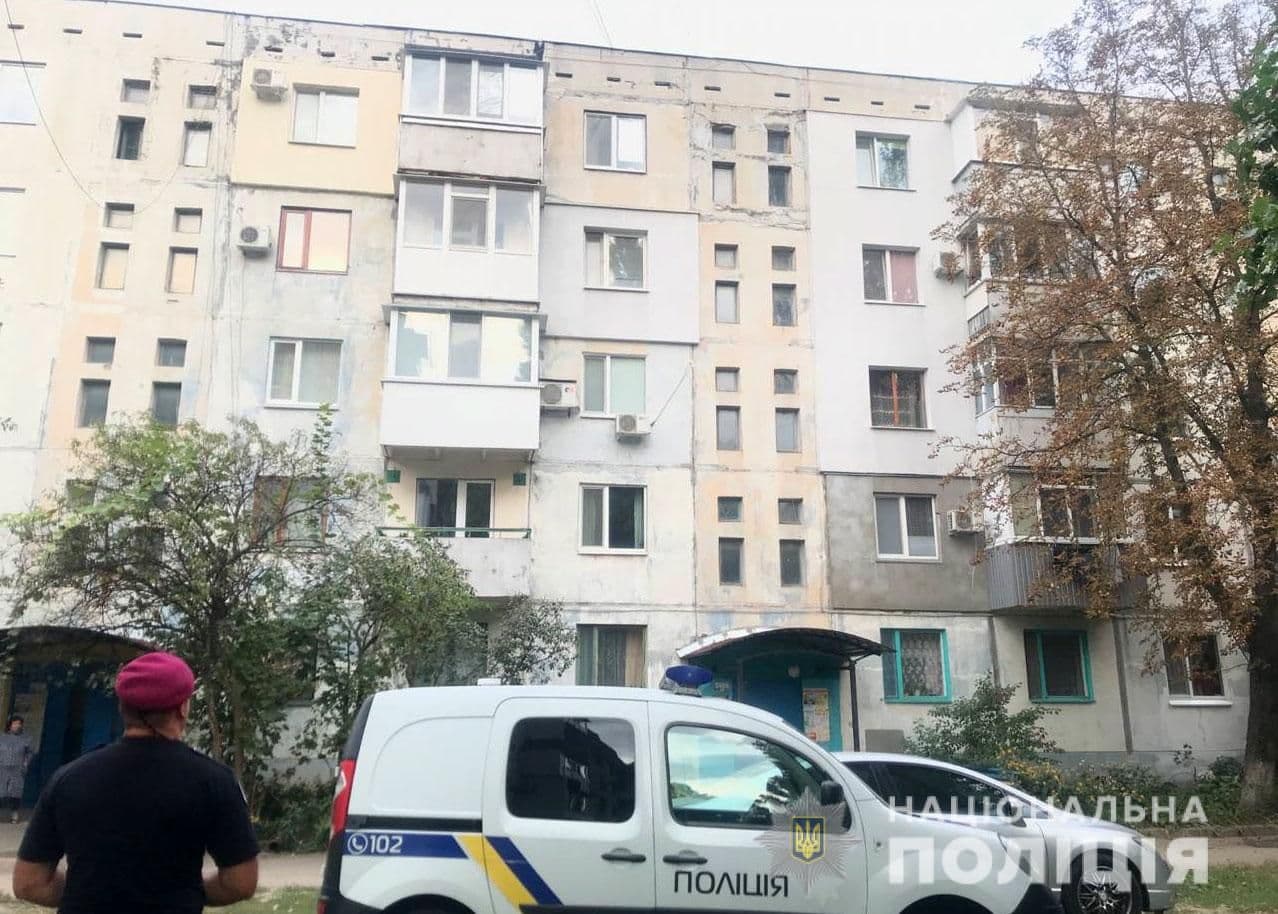 У Кременчуці 17-річній дівчині допомогли спуститися з даху будинку