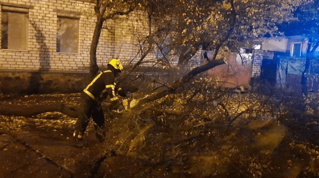 Наслідки негоди та побиття хлопчика у Лубнах — головне за 26 жовтня