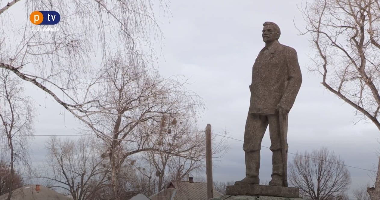 У Зіньківському районі демонтували пам’ятник, який ймовірно встановили комуністу Петровському