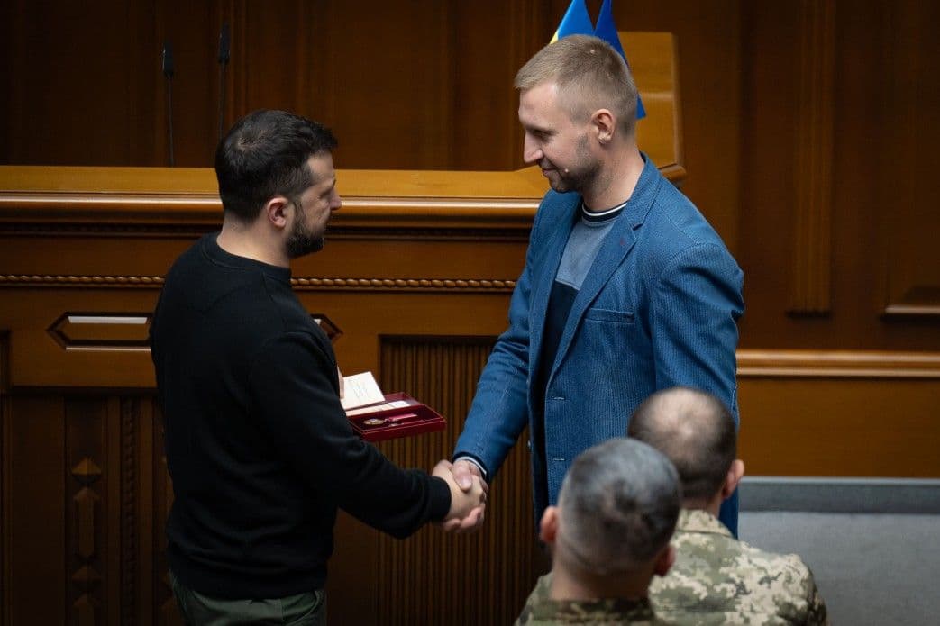 Зеленський вручив орден ветерану з Полтави Артему Погорілому