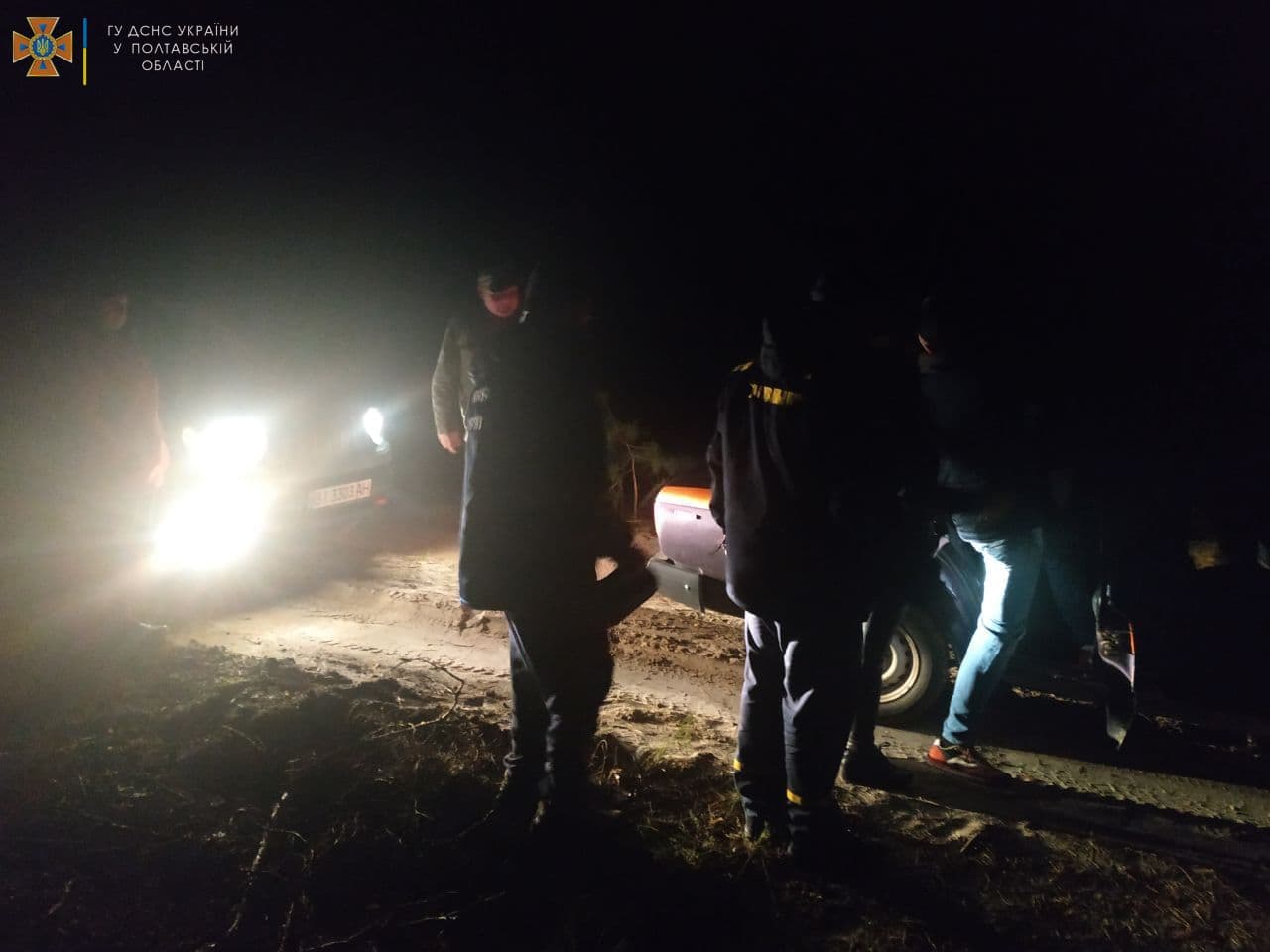 Рятувальники знайшли людей, що заблукали в лісі