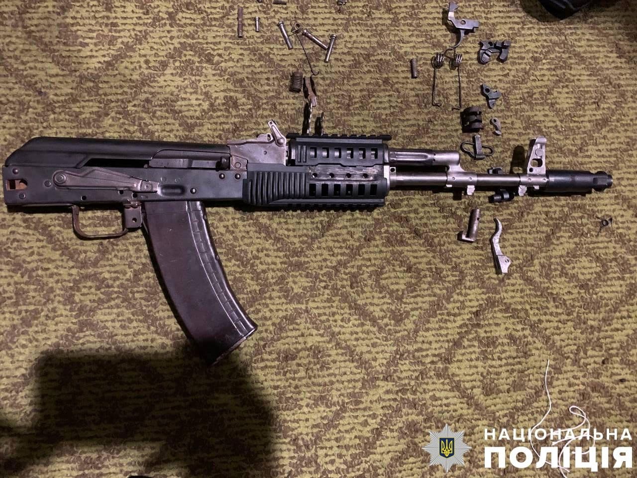 На Полтавщині у чоловіка вдома знайшли автомат з набоями