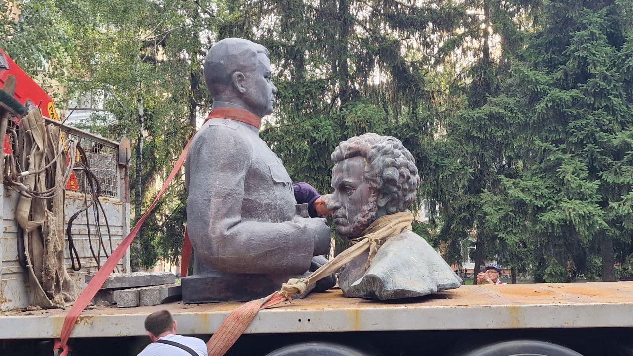 У Полтаві демонтували пам'ятники Пушкіну та Ватутіну