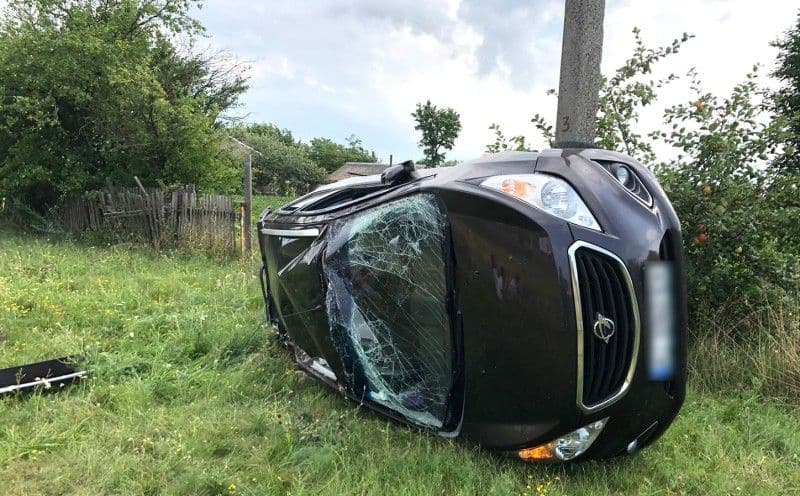 На Полтавщині перекинулось авто: постраждала неповнолітня