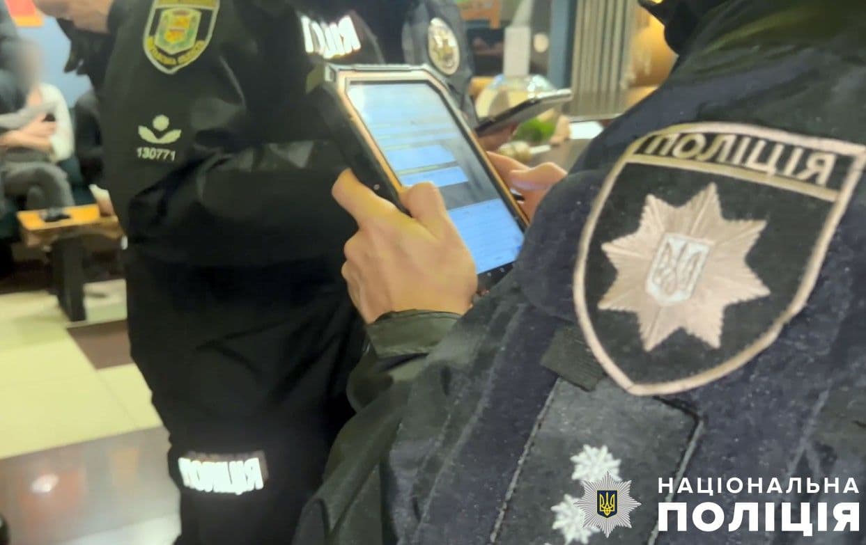 Поліціянти затримали двох чоловіків, які ходили по Кременчуку з гранатами
