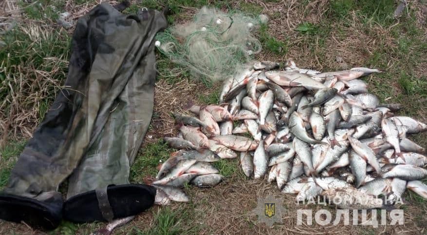 На Полтавщині поліціянти затримали двох рибалок, які виловили риби на 35 тисяч гривень