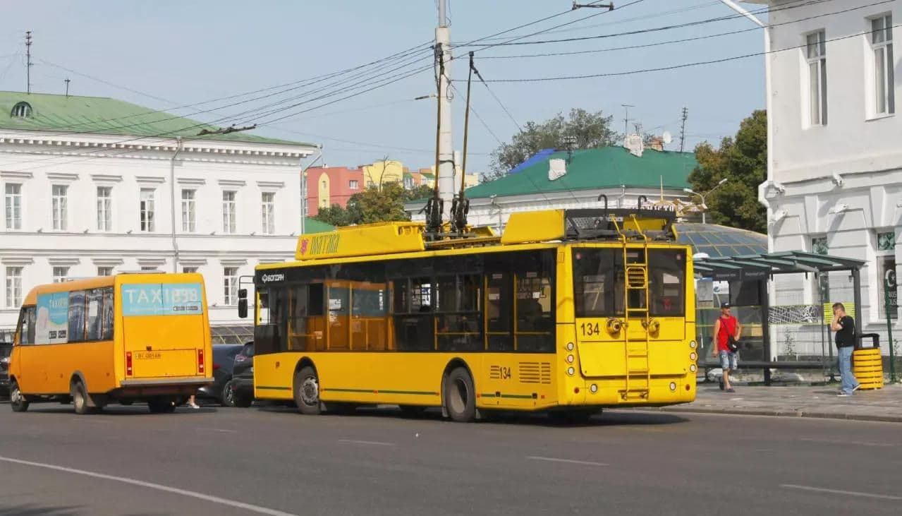 Маріупольці в Полтаві та нові автобусні маршрути — головне за 23 лютого