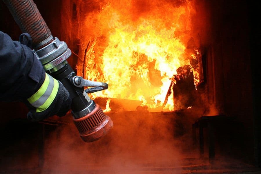 У Карлівці горіла будівля