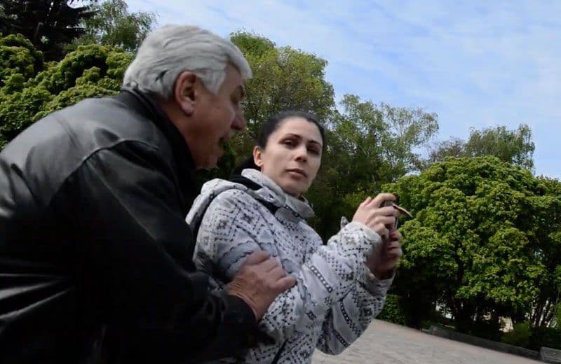 Біля Меморіалу солдатської слави чоловік вдарив редакторку видання «Коло»