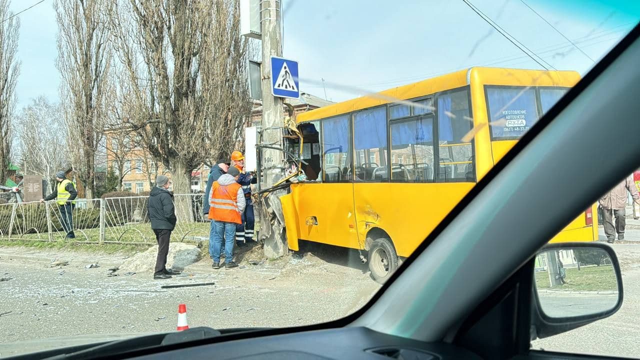 Сім млн грн допомоги та аварія за участі маршрутки у Полтаві — головне за 24 березня