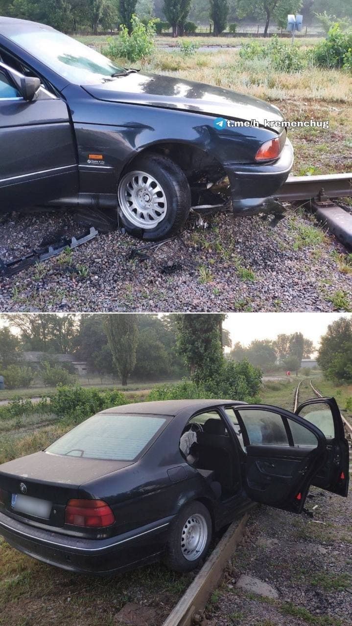 У Кременчуці водій BMW переплутав залізничну колію з дорогою
