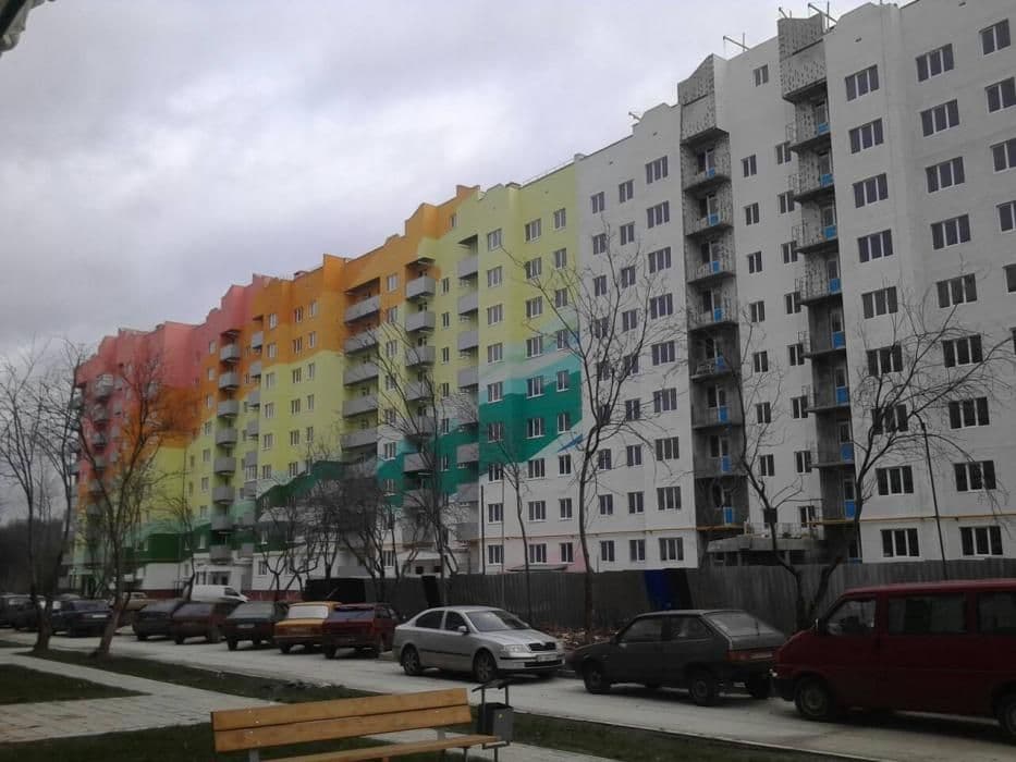 У Розсошенцях із багатоквартирного будинку випала 18-річна дівчина