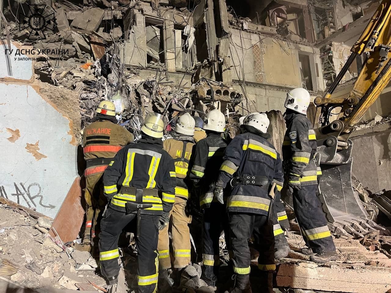 Під завалами будинку в Запоріжжі рятувальники знайшли 10 загиблих людей