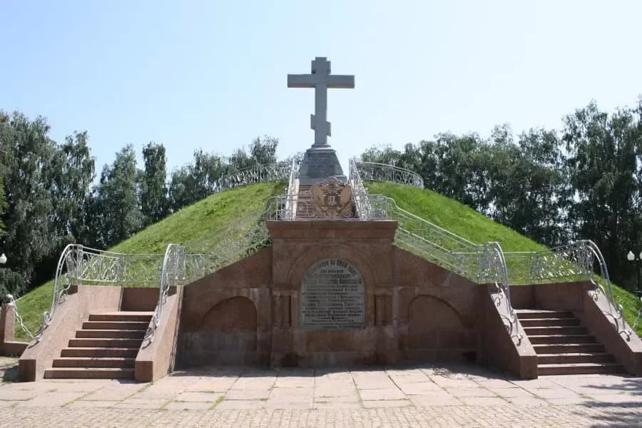 Погрози мамі ЛГБТ-військового та декомунізація на Полтавщині — головне за 2 травня
