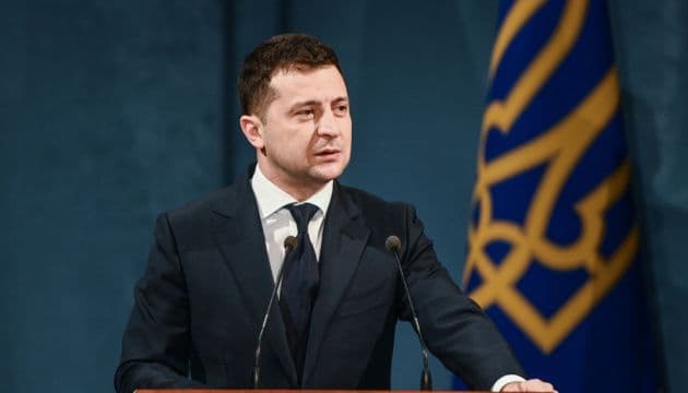 Зеленський підписав закон, який «повертає громадам право розпоряджатися своїми землями»