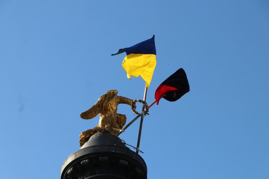 У Полтаві на Монументі Слави замінили прапори