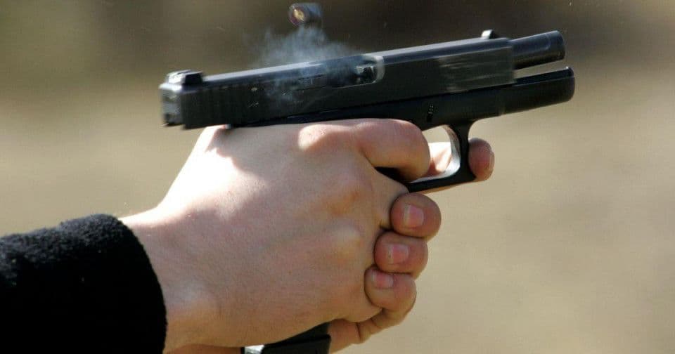 Українці проголосували «за» вільне носіння пістолетів для особистого захисту