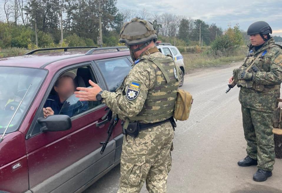 Поліціянти Полтавщини патрулюють у звільнених містах Харківщини