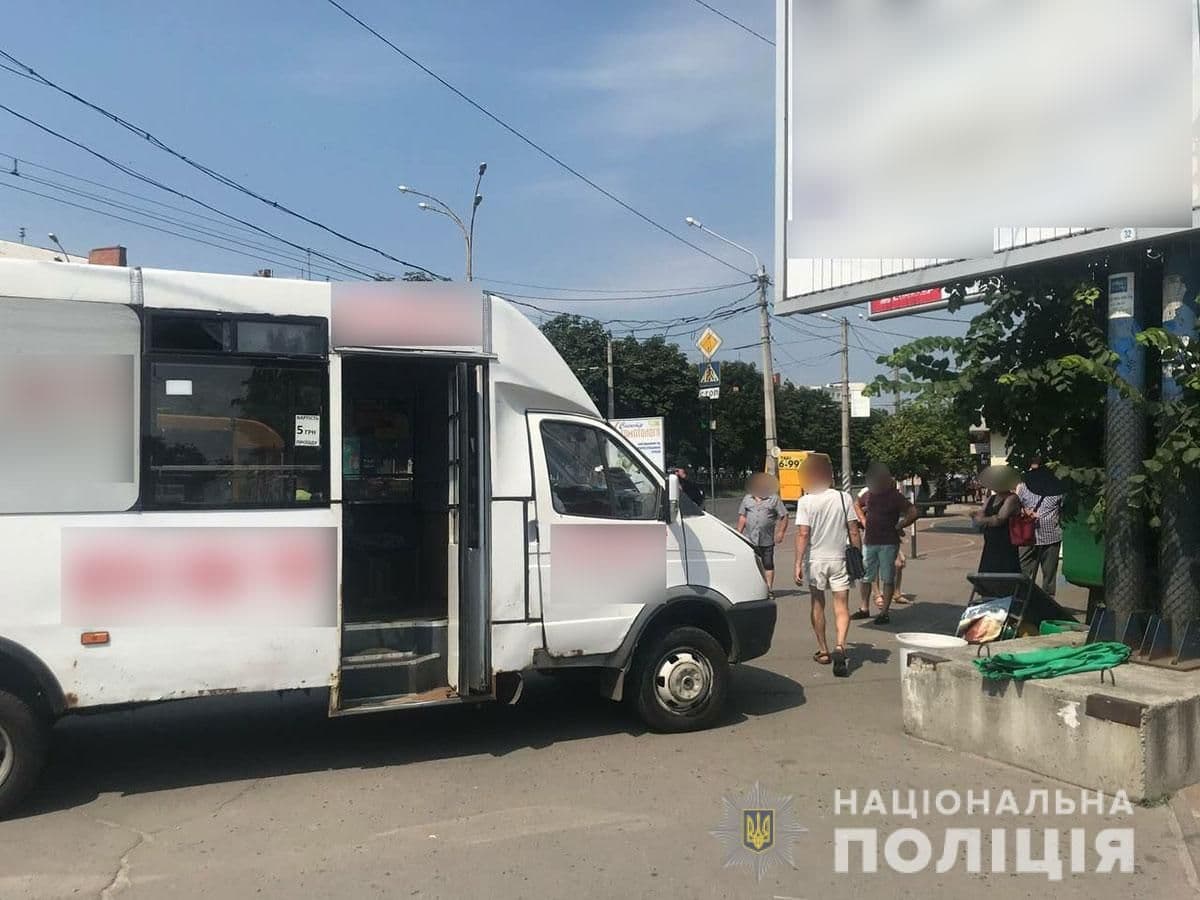 У Полтаві водій маршрутки збив продавчиню, яка продавала квас