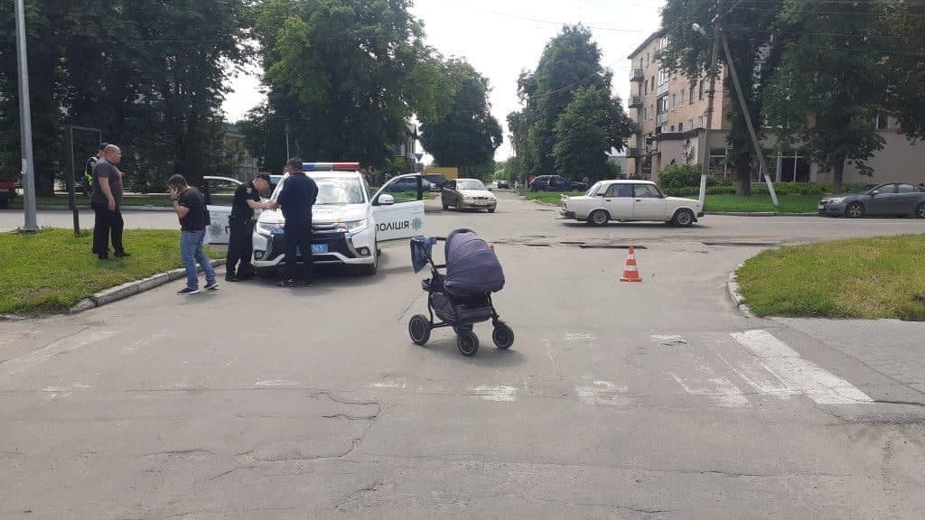 У Пирятині автомобіль «Газель» наїхав на дитину з немовлям