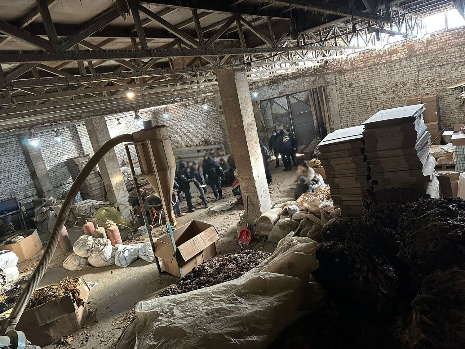 Полтавські поліцейські викрили підпільне виробництво тютюнової продукції