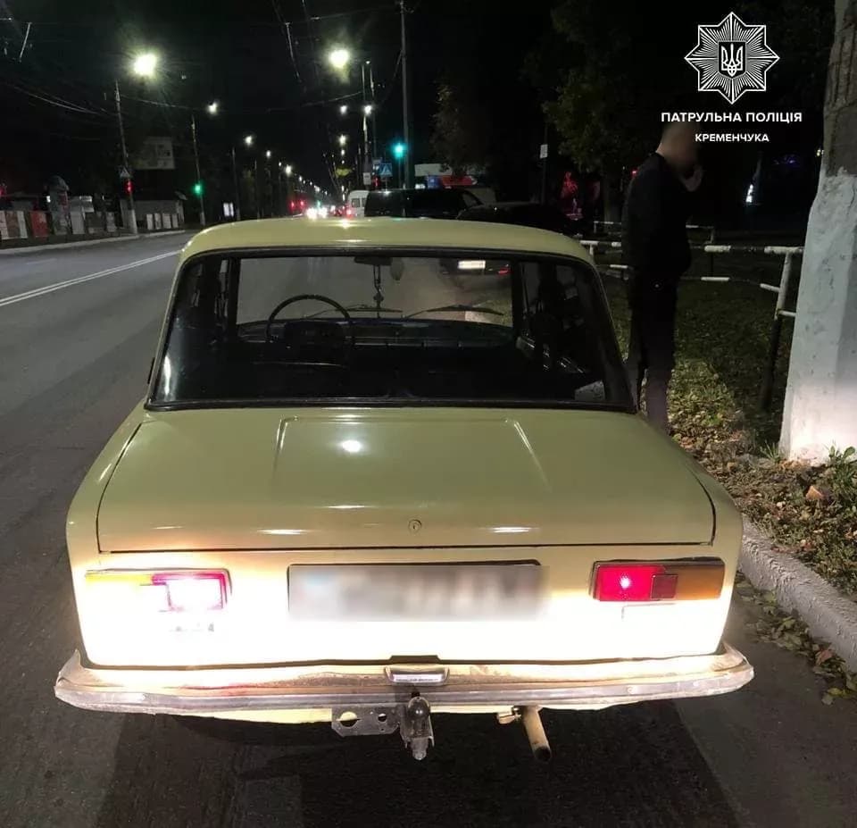 Поліція зупинила водія, який роз'їжджав з пістолетом, ножем та набоями
