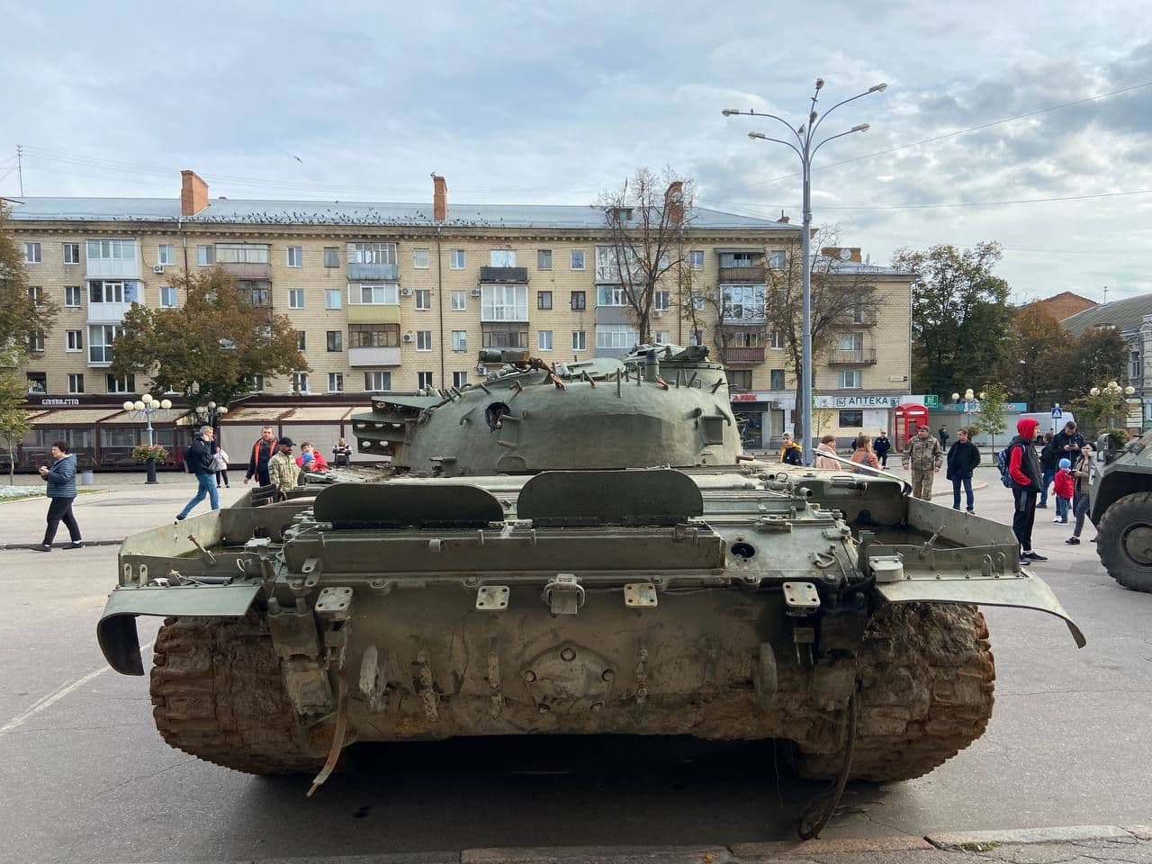 У центрі Полтави розпочалася виставка ворожої техніки. Фото