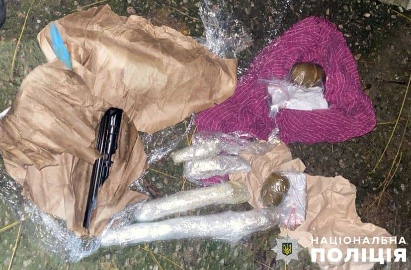 На Полтавщині у чоловіка знайшли три гранати й комплектуючі до автоматів
