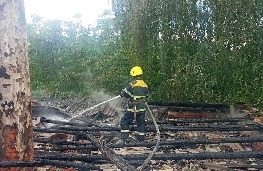 На Миргородщині рятувальники гасили пожежу у житловому будинку
