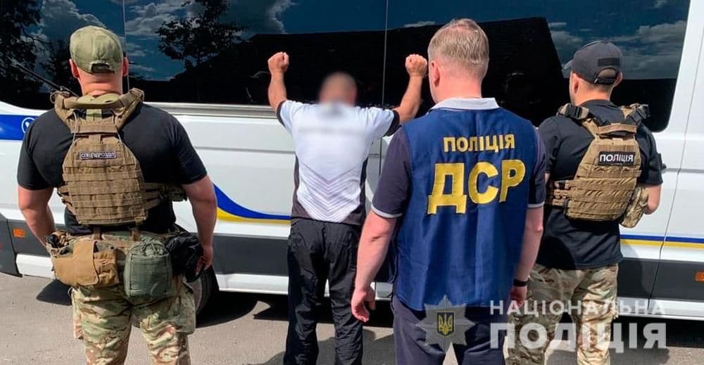 Погрожував фізичною розправою: поліція Полтавщини затримала чоловіка за вимагання 1000 доларів