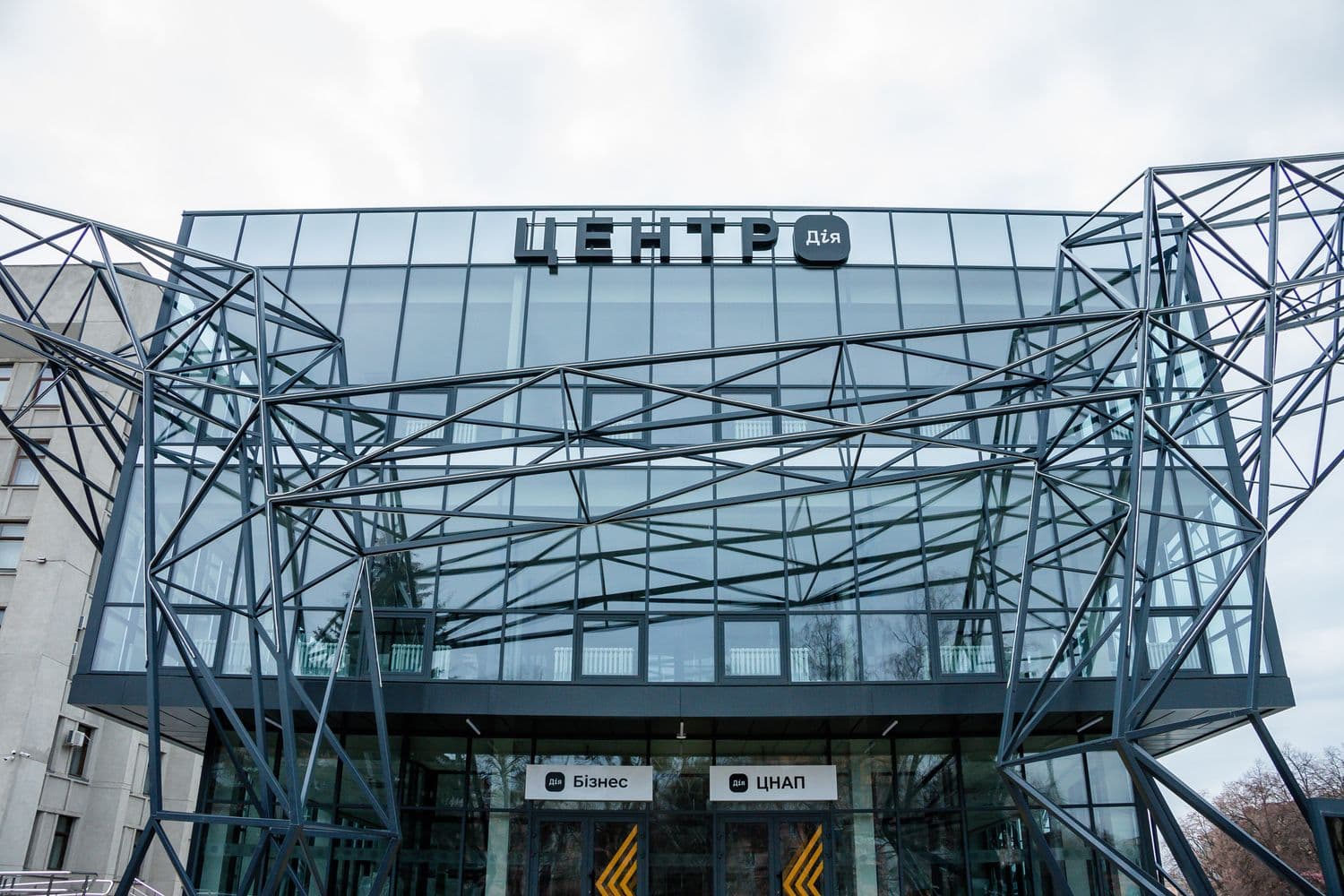 Полтавська облрада планує віддати в оренду 2 поверхи новозбудованого ЦНАПу за 1 гривню