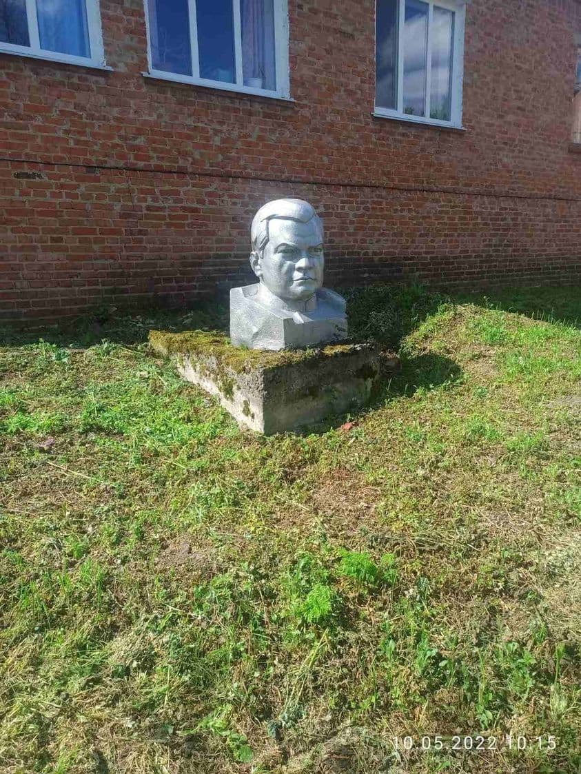 На Миргородщині демонтували бюст Ватутіну