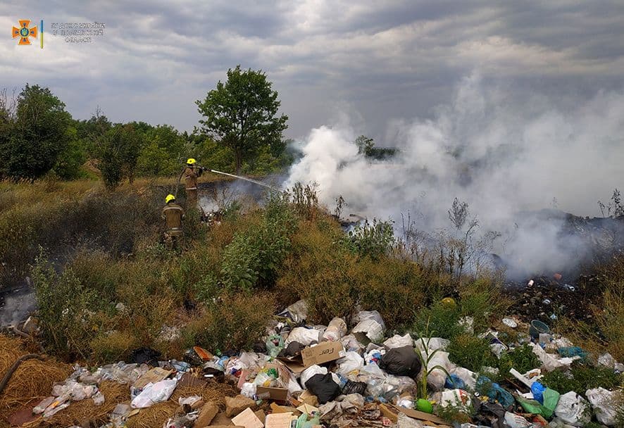 На Решетилівщині рятувальники 2 години гасили сміття (фото)