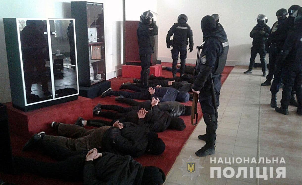 У Кременчуці затримали чоловіків, які намагалися захопити колишній магазин