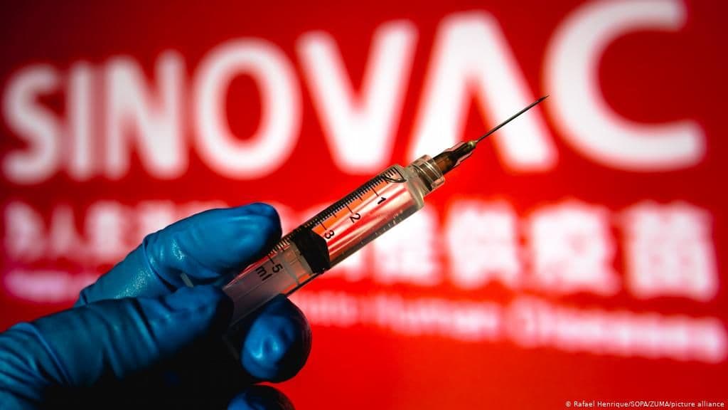 Головний санлікар розповів, коли почнуть робити щеплення вакциною Sinovac