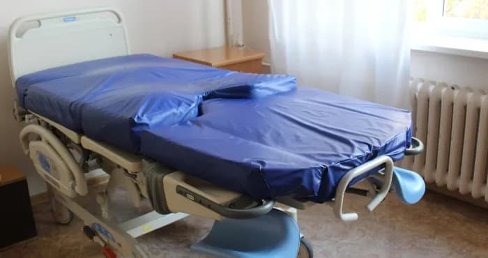 У Полтаві призупинили закупівлю акушерських ліжок для перинатального центру