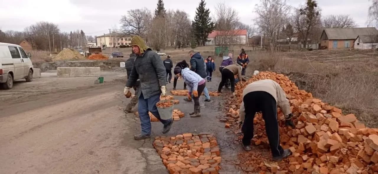 Набридло чекати — на Лубенщині односельці вручну відремонтували розбиту дорогу