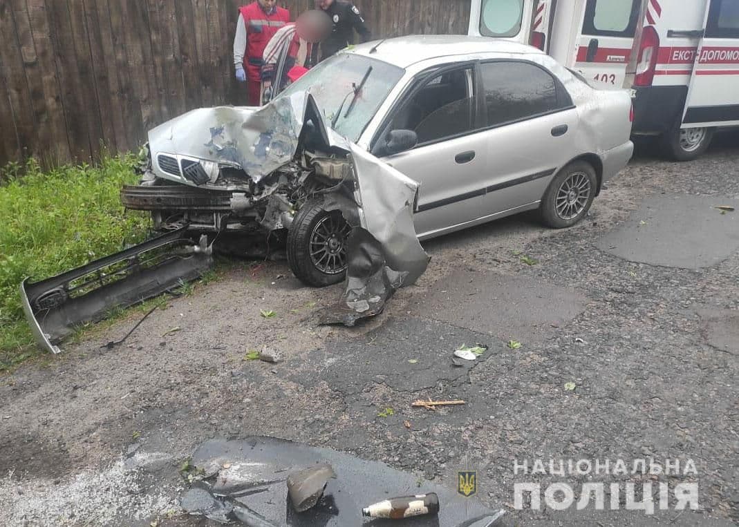 Під Малими Будищами п'яні юнаки наїхали на дерево