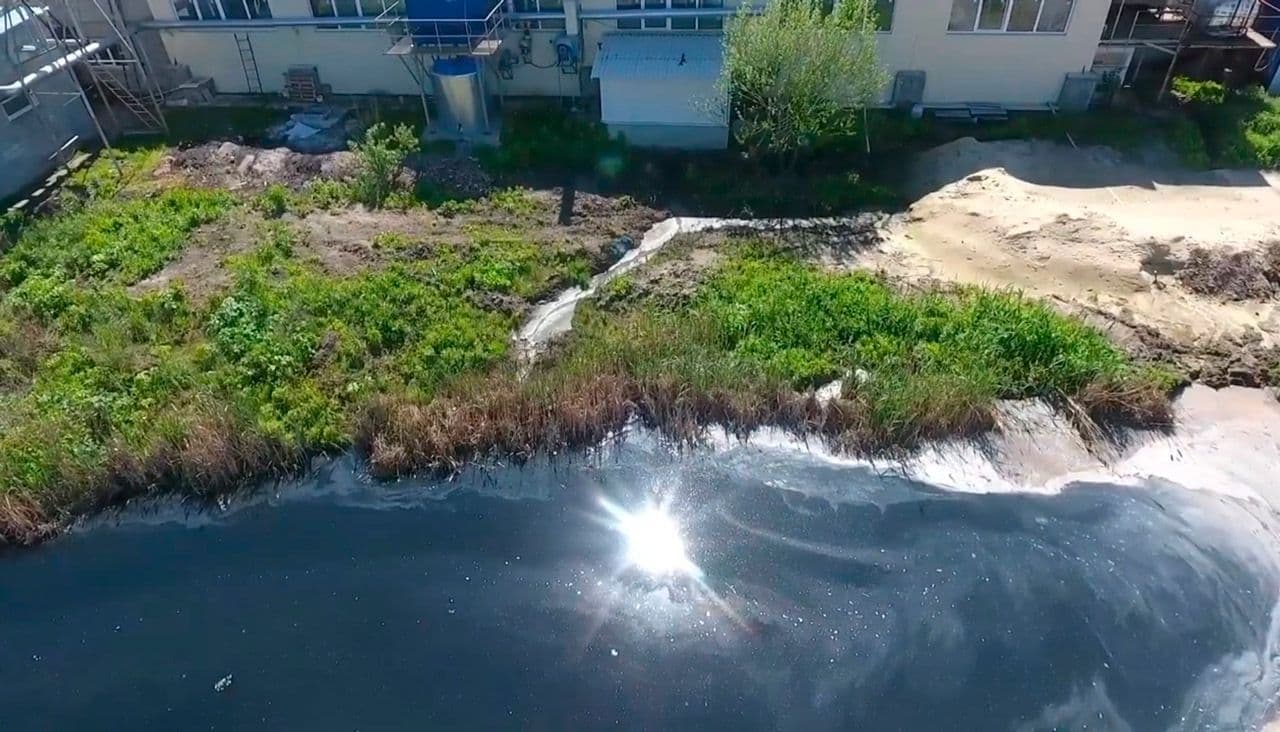 У Чутовому поліція розслідує зливання нечистот на луки