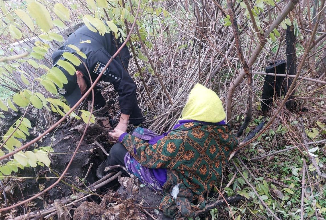 На Полтавщині пенсіонерка застрягла в чагарниках