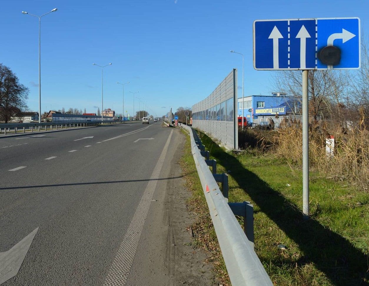 На трасі біля Полтави вандали розмалювали дорожні знаки