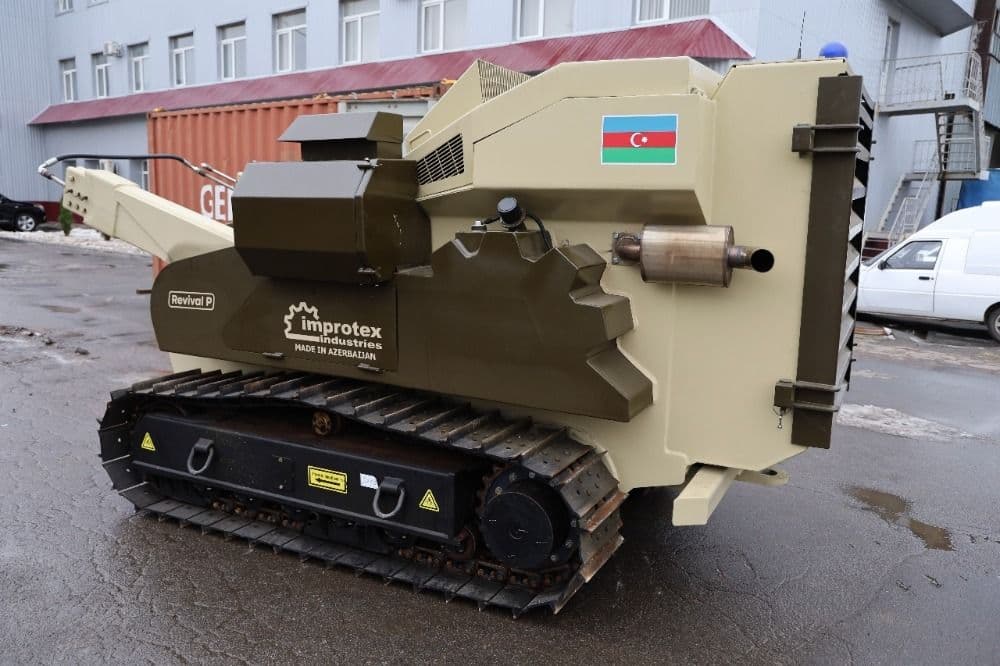 Полтавські рятувальники отримали азербайджанську машину для розмінування