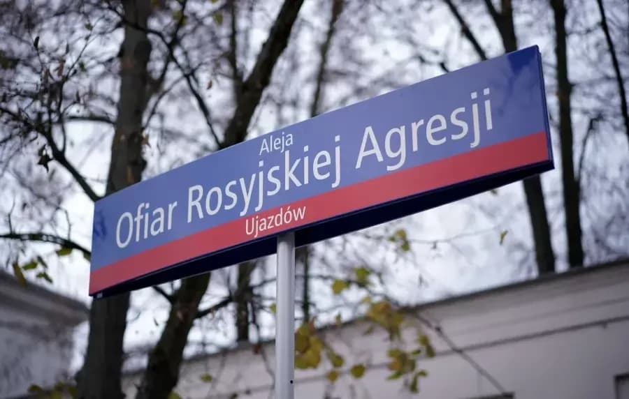 «Жертвам російської агресії» — у Варшаві перейменували алею біля посольства рф