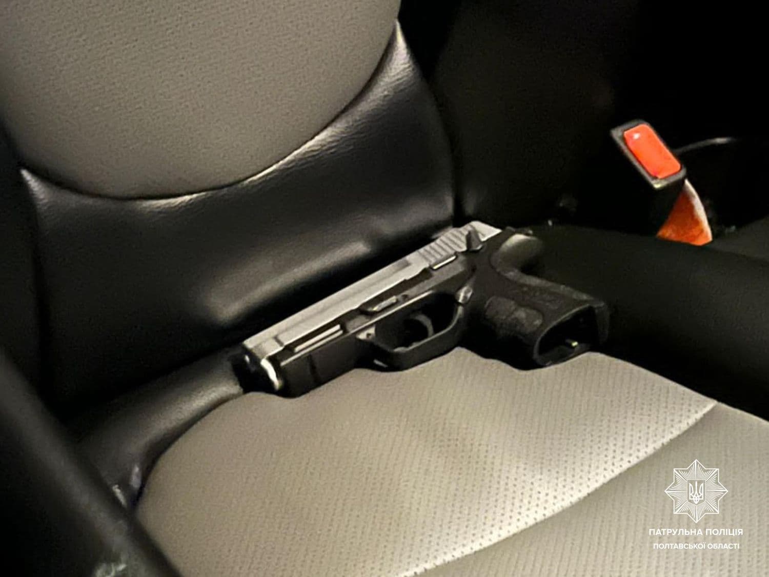 На вулиці Полтави зупинили п'яного водія із пістолетом