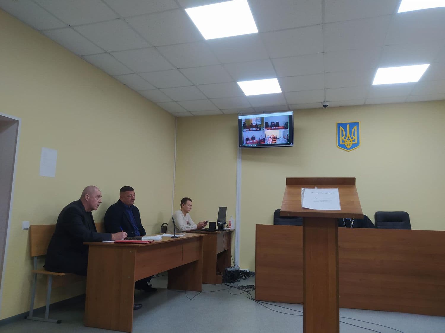 Вирок посадовцю, який погрожував журналістці та пошук свідків аварії — головне за 21 жовтня