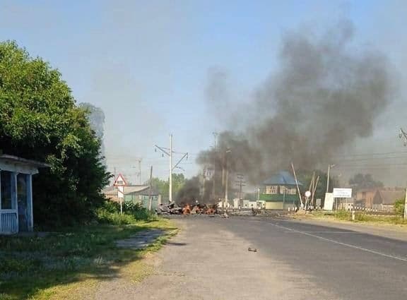 У Полтавському районі загорівся військовий автомобіль: детонує боєкомплект