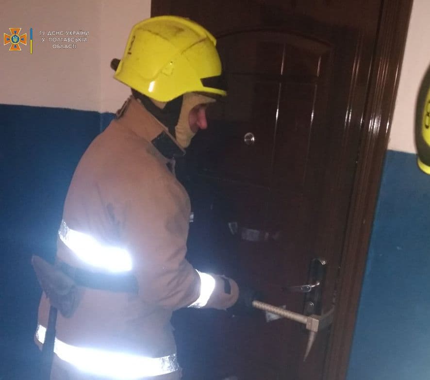Довго не виходили на вулицю: полтавські рятувальники знайшли загиблих у зачиненій квартирі