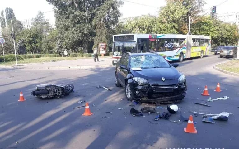 У Горішніх Плавнях скутер зіткнувся із авто, є постраждалий