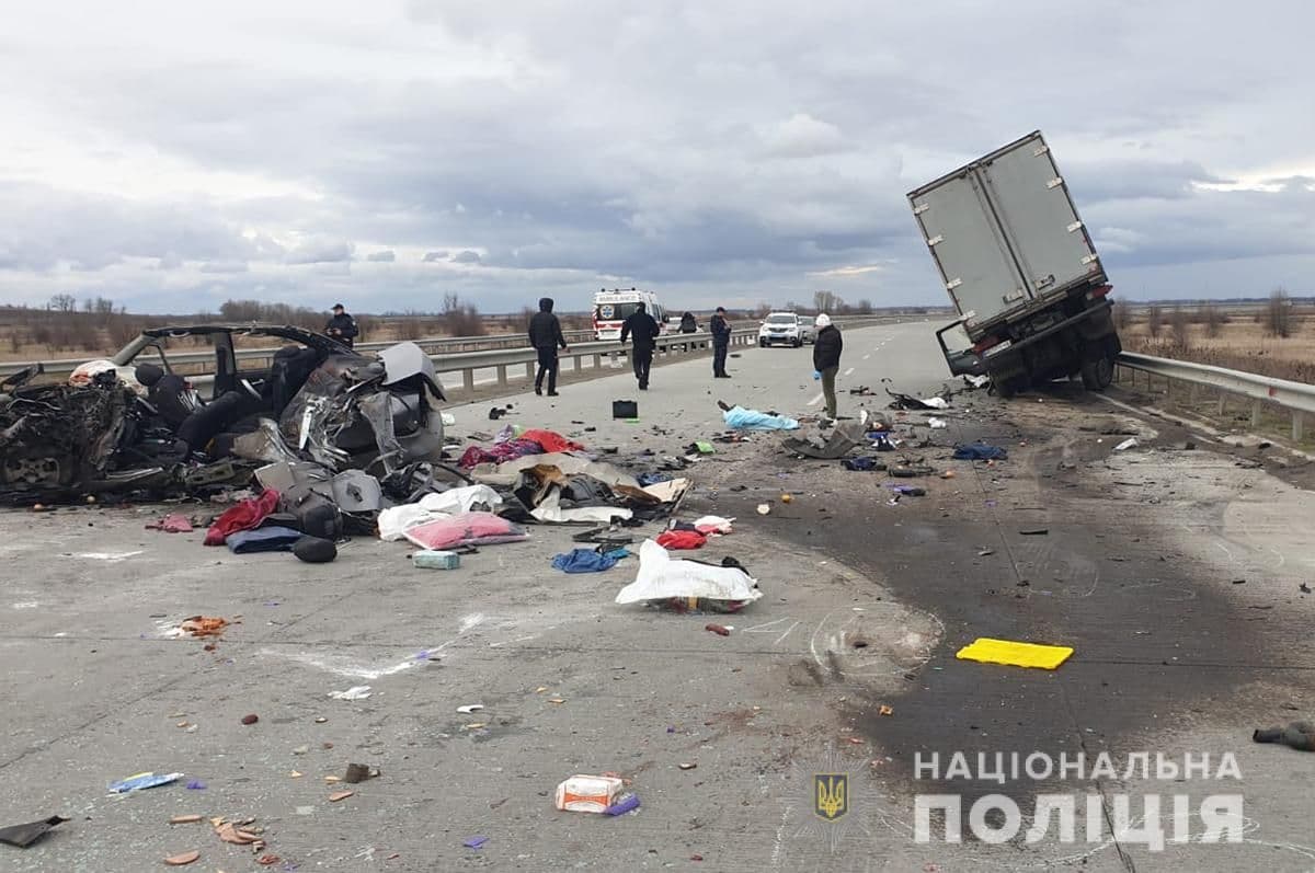 На Полтавщині зіткнулись легковик та вантажівка: двоє загиблих