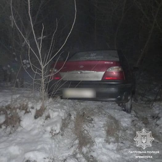 Без прав та ще й напідпитку — у Кременчуцькому районі водій врізався у дерево